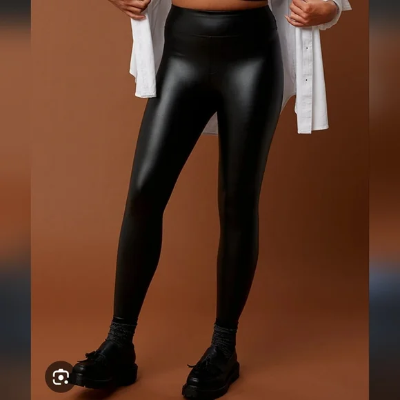 Aerie OFFLINE Black Real Luxe Faux Leather Leggings Size XS - Picture 3 of 9